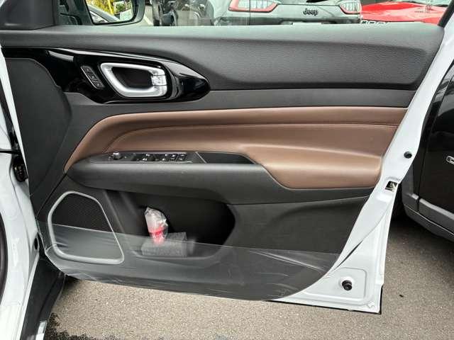 ジープ・コマンダー リミテッド リミテッド 登録済未使用車 4WD ACC ディーゼルターボ CarPlay AppleMusic LEDヘッドライト 純正ナビ10.1インチ 360度カメラ 3列レザーシート 7人乗り 認定中古車(22枚目)