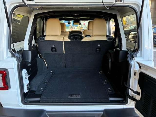 ジープ・ラングラーアンリミテッド サハラ 4WD 認定中古車 ワンオーナー 黒革シート 4WD 純正ナビテレビ付き ワンオーナー フロント・リア・サイドカメラ搭載 シートヒーター ステップ標準 アルパインスピーカー(11枚目)