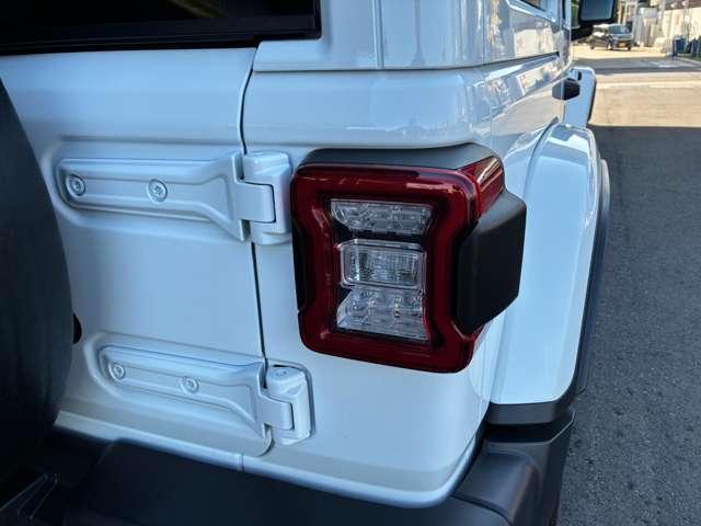 ジープ・ラングラーアンリミテッド サハラ 4WD 認定中古車 ワンオーナー 黒革シート 4WD 純正ナビテレビ付き ワンオーナー フロント・リア・サイドカメラ搭載 シートヒーター ステップ標準 アルパインスピーカー(20枚目)