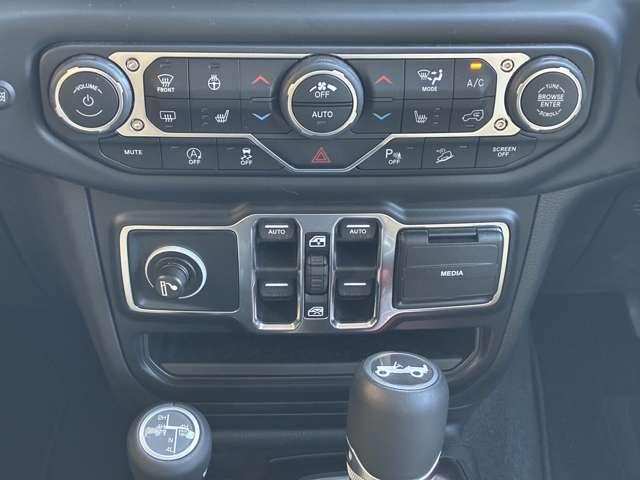 ジープ・ラングラーアンリミテッド サハラ 4WD 認定中古車 ワンオーナー 黒革シート 4WD 純正ナビテレビ付き ワンオーナー フロント・リア・サイドカメラ搭載 シートヒーター ステップ標準 アルパインスピーカー(27枚目)