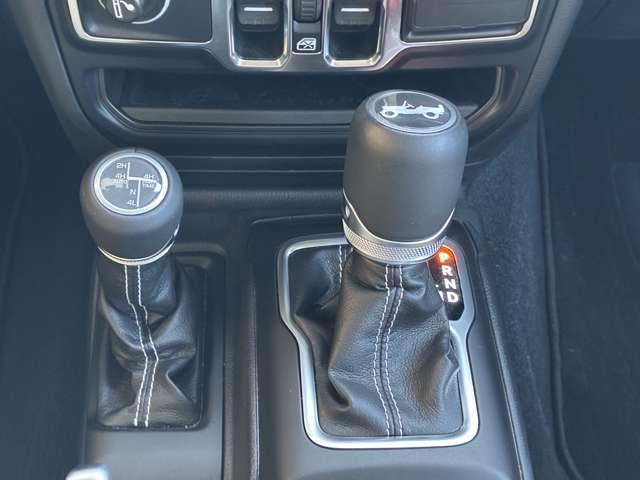 ジープ・ラングラーアンリミテッド サハラ 4WD 認定中古車 ワンオーナー 黒革シート 4WD 純正ナビテレビ付き ワンオーナー フロント・リア・サイドカメラ搭載 シートヒーター ステップ標準 アルパインスピーカー(28枚目)