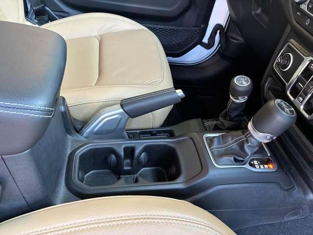 ジープ・ラングラーアンリミテッド サハラ 4WD 認定中古車 ワンオーナー 黒革シート 4WD 純正ナビテレビ付き ワンオーナー フロント・リア・サイドカメラ搭載 シートヒーター ステップ標準 アルパインスピーカー(39枚目)