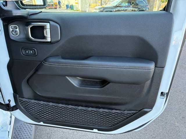 ジープ・ラングラーアンリミテッド サハラ 4WD 認定中古車 ワンオーナー 黒革シート 4WD 純正ナビテレビ付き ワンオーナー フロント・リア・サイドカメラ搭載 シートヒーター ステップ標準 アルパインスピーカー(46枚目)