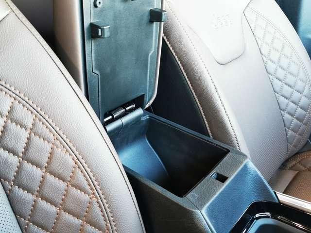 ジープ・コマンダー リミテッドテクノグリーン サンルーフ 限定100台 登録済未使用車 4WD ディーゼルターボ CarPlay AppleMusic LEDヘッドライト 純正ナビ10.1インチ ナビ 3列レザーシート 7人乗り 認定中古車(31枚目)