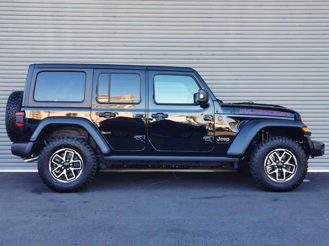 ジープ・ラングラーアンリミテッド ルビコン　登録済未使用車　黒革シート　４ＷＤ　純正ナビテレビ付き　ワンオーナー　フロント・リア・サイドカメラ搭載　シートヒーター　ステップ標準　アルパインスピーカー　認定中古車（6枚目）