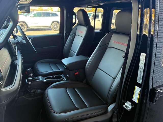 ジープ・ラングラーアンリミテッド ルビコン　登録済未使用車　黒革シート　４ＷＤ　純正ナビテレビ付き　ワンオーナー　フロント・リア・サイドカメラ搭載　シートヒーター　ステップ標準　アルパインスピーカー　認定中古車（11枚目）