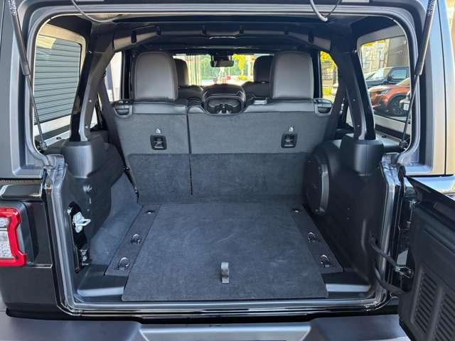 ジープ・ラングラーアンリミテッド ルビコン　登録済未使用車　黒革シート　４ＷＤ　純正ナビテレビ付き　ワンオーナー　フロント・リア・サイドカメラ搭載　シートヒーター　ステップ標準　アルパインスピーカー　認定中古車（12枚目）