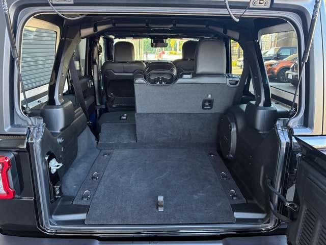 ジープ・ラングラーアンリミテッド ルビコン　登録済未使用車　黒革シート　４ＷＤ　純正ナビテレビ付き　ワンオーナー　フロント・リア・サイドカメラ搭載　シートヒーター　ステップ標準　アルパインスピーカー　認定中古車（13枚目）