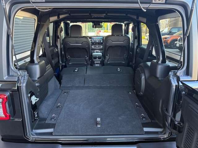 ジープ・ラングラーアンリミテッド ルビコン　登録済未使用車　黒革シート　４ＷＤ　純正ナビテレビ付き　ワンオーナー　フロント・リア・サイドカメラ搭載　シートヒーター　ステップ標準　アルパインスピーカー　認定中古車（14枚目）