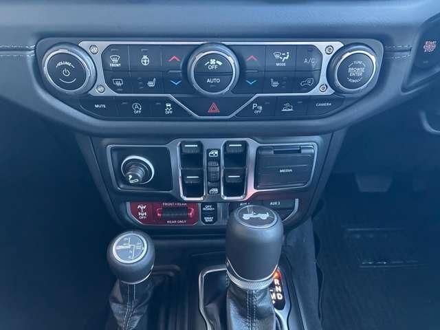 ジープ・ラングラーアンリミテッド ルビコン　登録済未使用車　黒革シート　４ＷＤ　純正ナビテレビ付き　ワンオーナー　フロント・リア・サイドカメラ搭載　シートヒーター　ステップ標準　アルパインスピーカー　認定中古車（17枚目）