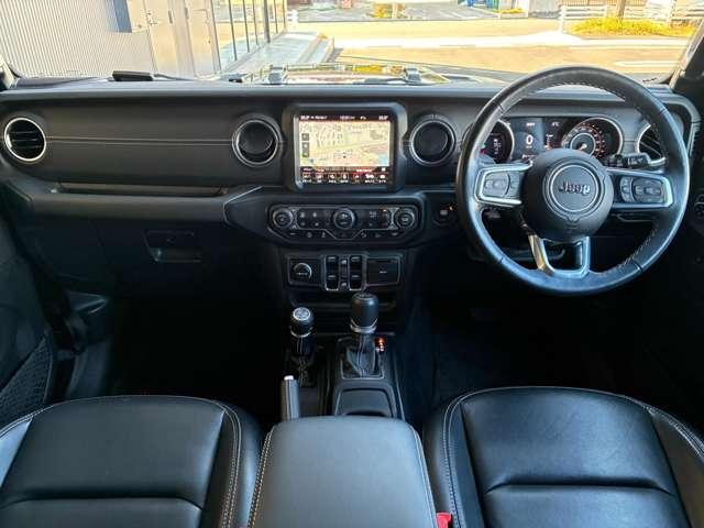 ジープ・ラングラーアンリミテッド サハラ　ワンオーナー　黒革シート　４ＷＤ　純正ナビテレビ付き　ワンオーナー　フロント・リア・サイドカメラ搭載　シートヒーター　ステップ標準　アルパインスピーカー　認定中古車（8枚目）