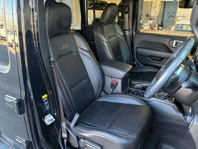 ジープ・ラングラーアンリミテッド サハラ　ワンオーナー　黒革シート　４ＷＤ　純正ナビテレビ付き　ワンオーナー　フロント・リア・サイドカメラ搭載　シートヒーター　ステップ標準　アルパインスピーカー　認定中古車（10枚目）