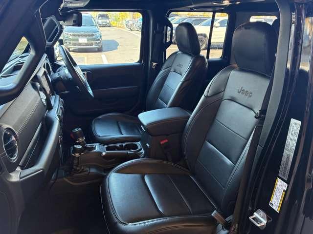 ジープ・ラングラーアンリミテッド サハラ　ワンオーナー　黒革シート　４ＷＤ　純正ナビテレビ付き　ワンオーナー　フロント・リア・サイドカメラ搭載　シートヒーター　ステップ標準　アルパインスピーカー　認定中古車（11枚目）