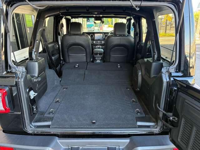 ジープ・ラングラーアンリミテッド サハラ　ワンオーナー　黒革シート　４ＷＤ　純正ナビテレビ付き　ワンオーナー　フロント・リア・サイドカメラ搭載　シートヒーター　ステップ標準　アルパインスピーカー　認定中古車（14枚目）