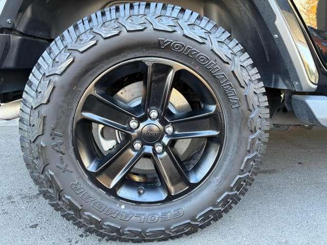 ジープ・ラングラーアンリミテッド サハラ　ワンオーナー　黒革シート　４ＷＤ　純正ナビテレビ付き　ワンオーナー　フロント・リア・サイドカメラ搭載　シートヒーター　ステップ標準　アルパインスピーカー　認定中古車（17枚目）