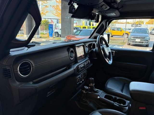 ジープ・ラングラーアンリミテッド サハラ　ワンオーナー　黒革シート　４ＷＤ　純正ナビテレビ付き　ワンオーナー　フロント・リア・サイドカメラ搭載　シートヒーター　ステップ標準　アルパインスピーカー　認定中古車（19枚目）