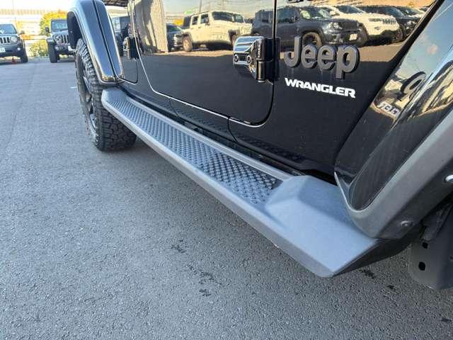 ジープ・ラングラーアンリミテッド サハラ　ワンオーナー　黒革シート　４ＷＤ　純正ナビテレビ付き　ワンオーナー　フロント・リア・サイドカメラ搭載　シートヒーター　ステップ標準　アルパインスピーカー　認定中古車（23枚目）