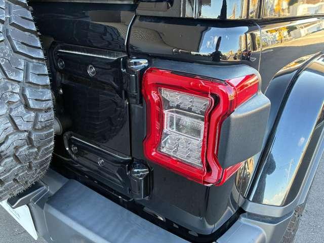 ジープ・ラングラーアンリミテッド サハラ　ワンオーナー　黒革シート　４ＷＤ　純正ナビテレビ付き　ワンオーナー　フロント・リア・サイドカメラ搭載　シートヒーター　ステップ標準　アルパインスピーカー　認定中古車（27枚目）