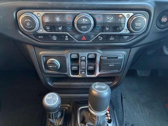 ジープ・ラングラーアンリミテッド サハラ　ワンオーナー　黒革シート　４ＷＤ　純正ナビテレビ付き　ワンオーナー　フロント・リア・サイドカメラ搭載　シートヒーター　ステップ標準　アルパインスピーカー　認定中古車（41枚目）