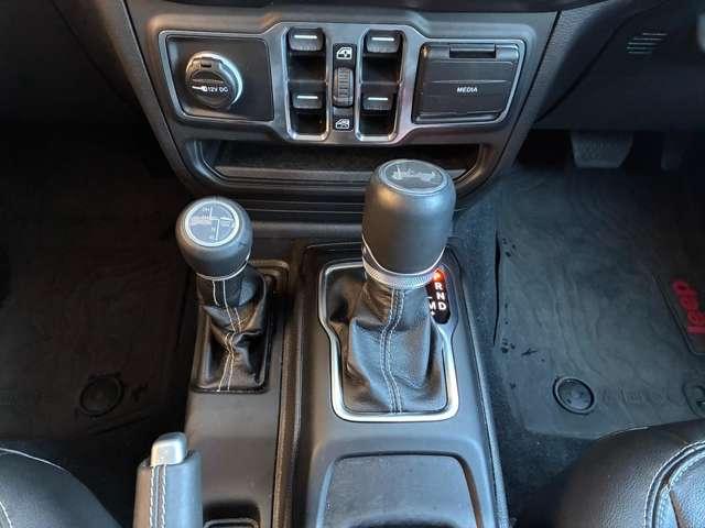 ジープ・ラングラーアンリミテッド サハラ　ワンオーナー　黒革シート　４ＷＤ　純正ナビテレビ付き　ワンオーナー　フロント・リア・サイドカメラ搭載　シートヒーター　ステップ標準　アルパインスピーカー　認定中古車（42枚目）