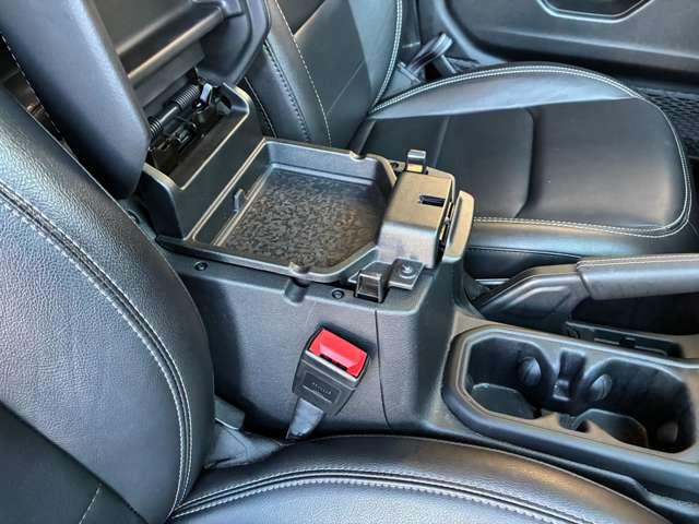 ジープ・ラングラーアンリミテッド サハラ　ワンオーナー　黒革シート　４ＷＤ　純正ナビテレビ付き　ワンオーナー　フロント・リア・サイドカメラ搭載　シートヒーター　ステップ標準　アルパインスピーカー　認定中古車（45枚目）