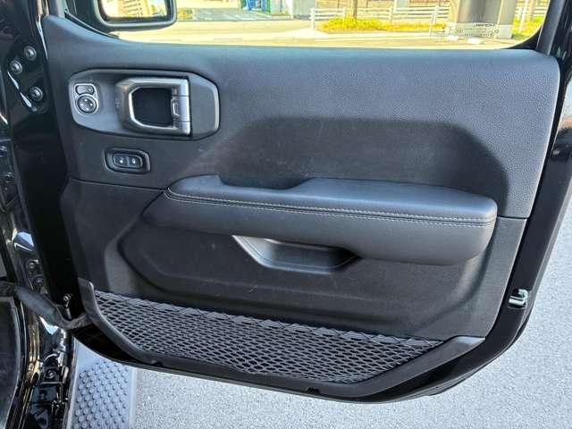 ジープ・ラングラーアンリミテッド サハラ　ワンオーナー　黒革シート　４ＷＤ　純正ナビテレビ付き　ワンオーナー　フロント・リア・サイドカメラ搭載　シートヒーター　ステップ標準　アルパインスピーカー　認定中古車（52枚目）