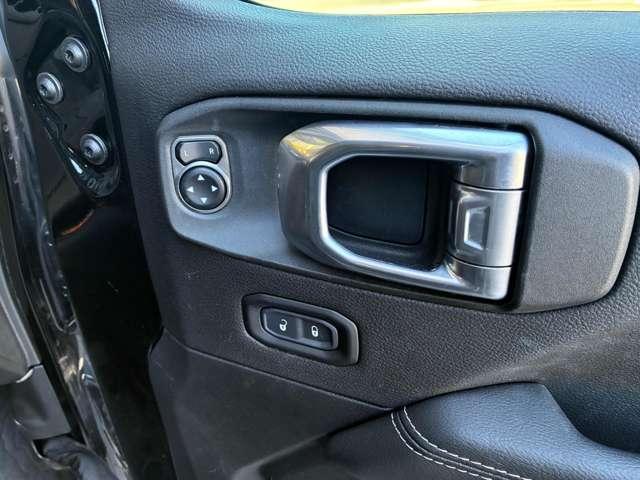 ジープ・ラングラーアンリミテッド サハラ　ワンオーナー　黒革シート　４ＷＤ　純正ナビテレビ付き　ワンオーナー　フロント・リア・サイドカメラ搭載　シートヒーター　ステップ標準　アルパインスピーカー　認定中古車（53枚目）