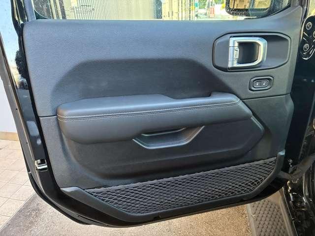 ジープ・ラングラーアンリミテッド サハラ　ワンオーナー　黒革シート　４ＷＤ　純正ナビテレビ付き　ワンオーナー　フロント・リア・サイドカメラ搭載　シートヒーター　ステップ標準　アルパインスピーカー　認定中古車（54枚目）