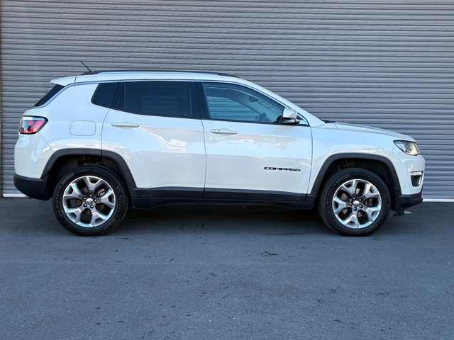 細部まで研ぎ澄まされたスタイリングは、オンロードで比類なき存在感を発揮します。