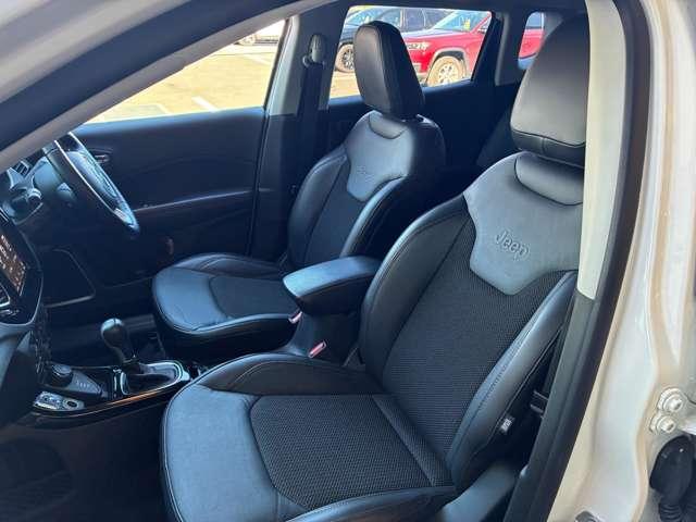 運転席、助手席共に破れ等もなく、良好な状態を保っております。