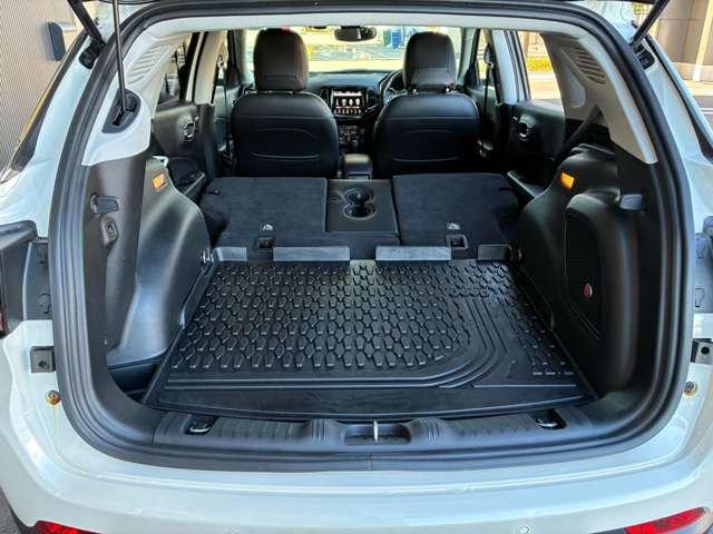 ６：４分割可倒式を採用、載せるものや人数に合わせてアレンジが可能です！