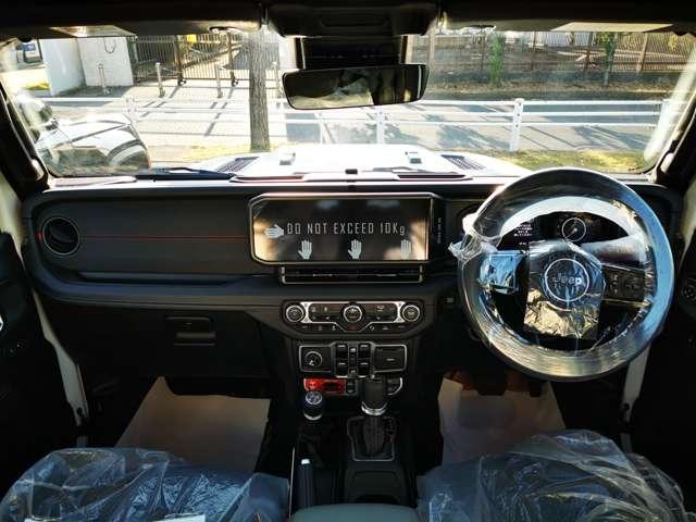 インテリアはブラックで統一され引き締まった印象に。シートはレザーを採用し、上質な味わいに。座面の擦れや傷みもなく、大変きれいな状態です！