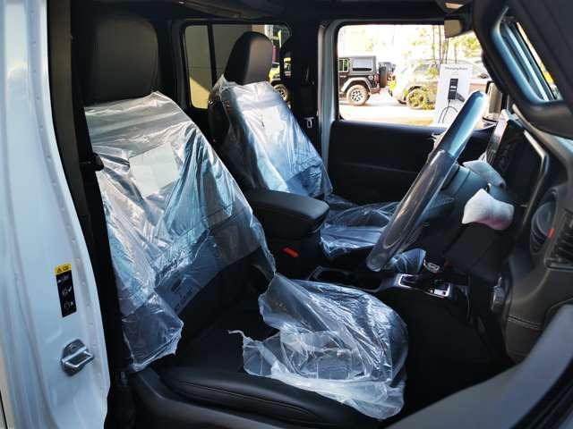 インテリアはブラックで統一され引き締まった印象に。シートはレザーを採用し、上質な味わいに。座面の擦れや傷みもなく、大変きれいな状態です！