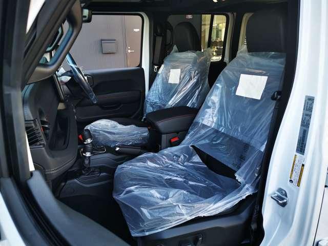 運転席、助手席共に使用感も少なく、良好な状態を保っております。