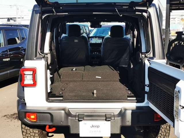 ６：４分割可倒式を採用、載せるものや人数に合わせてアレンジが可能です！