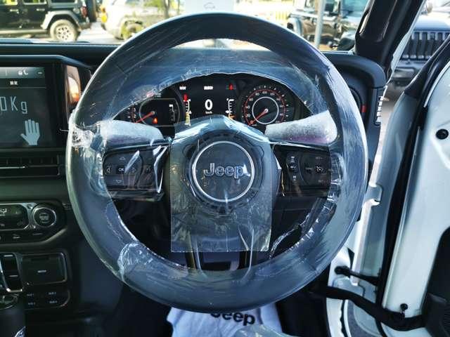 実はＪｅｅｐにはステアリングの裏側にオーディオのボリュームを調整できるボタンが昔からついているのです！