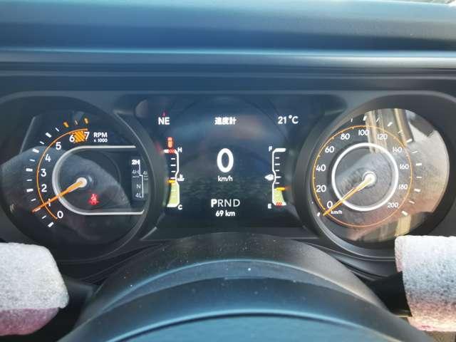 液晶画面を採用。ハンドルのスイッチを操作することで様々な情報を表示させることが可能です。