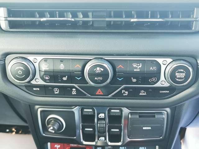 液晶画面とこちらの操作部両方で設定が可能