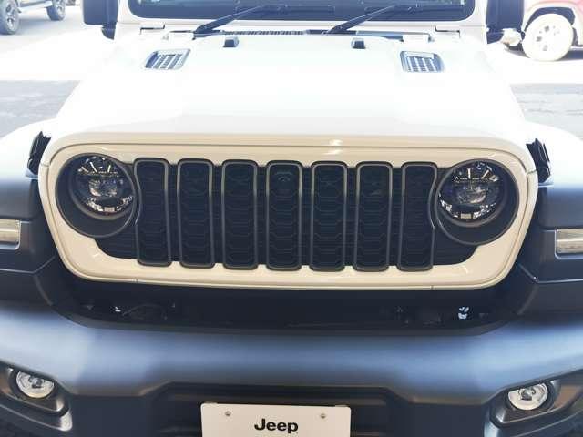 ジープ車のアイコンであるセブンスロットグリルは、堂々としたデザインとなっております！