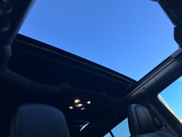 ジープ・ラングラーアンリミテッド ルビコン スカイワンタッチパワートップ パワートップ 黒革シート 4WD 純正ナビテレビ付き ワンオーナー フロント・リア・サイドカメラ搭載 シートヒーター ステップ標準 ETC2.0 アルパインスピーカー 認定中古車(11枚目)