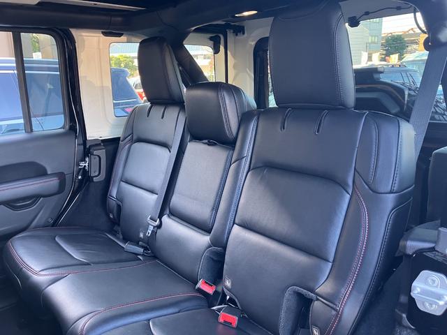 ジープ・ラングラーアンリミテッド ルビコン スカイワンタッチパワートップ パワートップ 黒革シート 4WD 純正ナビテレビ付き ワンオーナー フロント・リア・サイドカメラ搭載 シートヒーター ステップ標準 ETC2.0 アルパインスピーカー 認定中古車(15枚目)