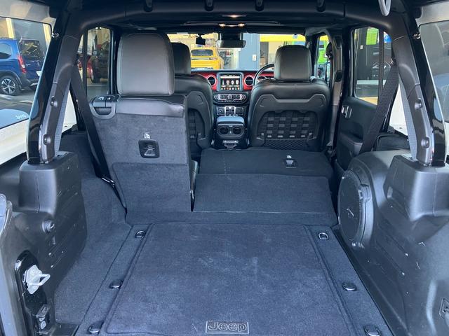 ジープ・ラングラーアンリミテッド ルビコン スカイワンタッチパワートップ パワートップ 黒革シート 4WD 純正ナビテレビ付き ワンオーナー フロント・リア・サイドカメラ搭載 シートヒーター ステップ標準 ETC2.0 アルパインスピーカー 認定中古車(20枚目)