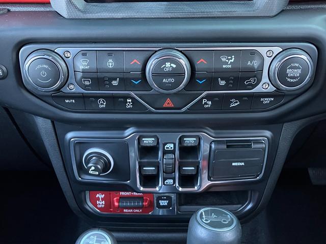 ジープ・ラングラーアンリミテッド ルビコン スカイワンタッチパワートップ パワートップ 黒革シート 4WD 純正ナビテレビ付き ワンオーナー フロント・リア・サイドカメラ搭載 シートヒーター ステップ標準 ETC2.0 アルパインスピーカー 認定中古車(25枚目)