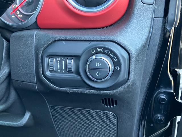 ジープ・ラングラーアンリミテッド ルビコン スカイワンタッチパワートップ パワートップ 黒革シート 4WD 純正ナビテレビ付き ワンオーナー フロント・リア・サイドカメラ搭載 シートヒーター ステップ標準 ETC2.0 アルパインスピーカー 認定中古車(32枚目)