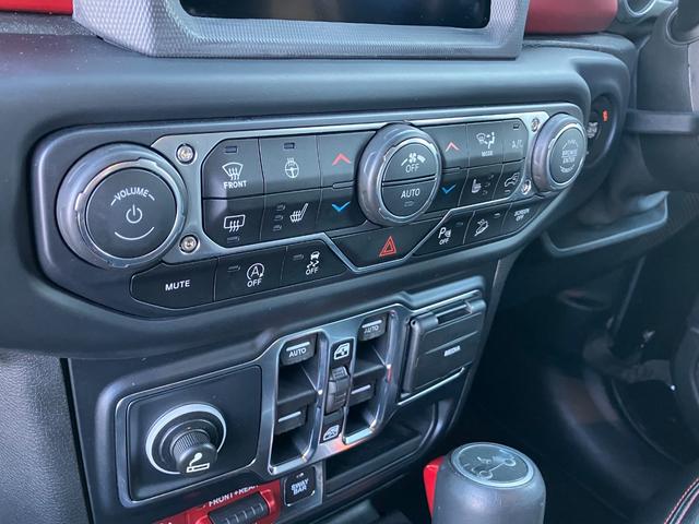 ジープ・ラングラーアンリミテッド ルビコン スカイワンタッチパワートップ パワートップ 黒革シート 4WD 純正ナビテレビ付き ワンオーナー フロント・リア・サイドカメラ搭載 シートヒーター ステップ標準 ETC2.0 アルパインスピーカー 認定中古車(35枚目)