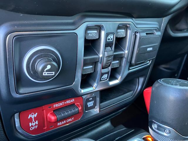 ジープ・ラングラーアンリミテッド ルビコン スカイワンタッチパワートップ パワートップ 黒革シート 4WD 純正ナビテレビ付き ワンオーナー フロント・リア・サイドカメラ搭載 シートヒーター ステップ標準 ETC2.0 アルパインスピーカー 認定中古車(36枚目)