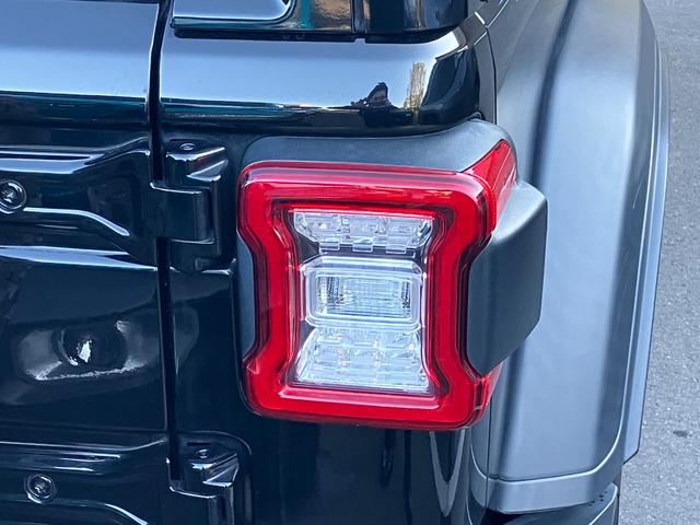 ジープ・ラングラーアンリミテッド ルビコン スカイワンタッチパワートップ パワートップ 黒革シート 4WD 純正ナビテレビ付き ワンオーナー フロント・リア・サイドカメラ搭載 シートヒーター ステップ標準 ETC2.0 アルパインスピーカー 認定中古車(42枚目)