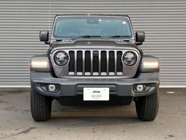 ジープ・ラングラーアンリミテッド スポーツ　４ＷＤ　禁煙車　ＥＴＣ　純正サイドステップ　サイドカメラ　バックカメラ　フロントカメラ　衝突被害軽減システム　パーキングセンサー　Ａライト　オートクルーズコントロール　認定中古車（5枚目）