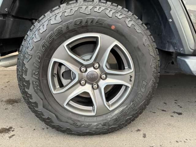 ジープ・ラングラーアンリミテッド スポーツ　４ＷＤ　禁煙車　ＥＴＣ　純正サイドステップ　サイドカメラ　バックカメラ　フロントカメラ　衝突被害軽減システム　パーキングセンサー　Ａライト　オートクルーズコントロール　認定中古車（8枚目）