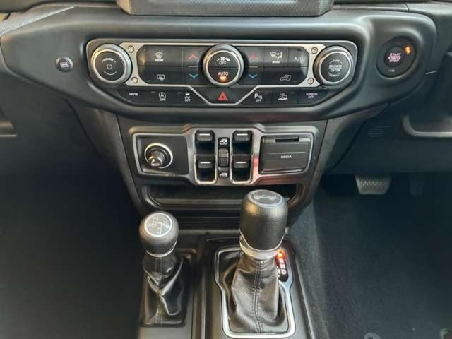 ジープ・ラングラーアンリミテッド スポーツ　４ＷＤ　禁煙車　ＥＴＣ　純正サイドステップ　サイドカメラ　バックカメラ　フロントカメラ　衝突被害軽減システム　パーキングセンサー　Ａライト　オートクルーズコントロール　認定中古車（30枚目）